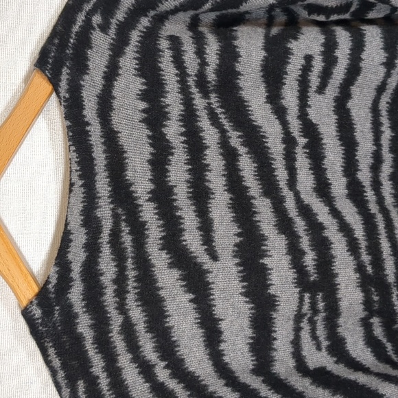 C by Bloomingdales 100% Cashmere Zebra Print Sweater Size Small EUC - Picture 9 of 14